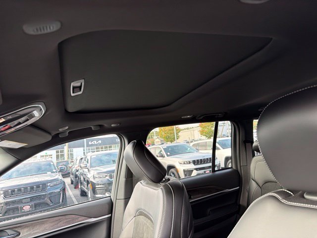New 2026 Diamond Black Crystal Pearl-Coat Exterior Paint Jeep Altitude image 14