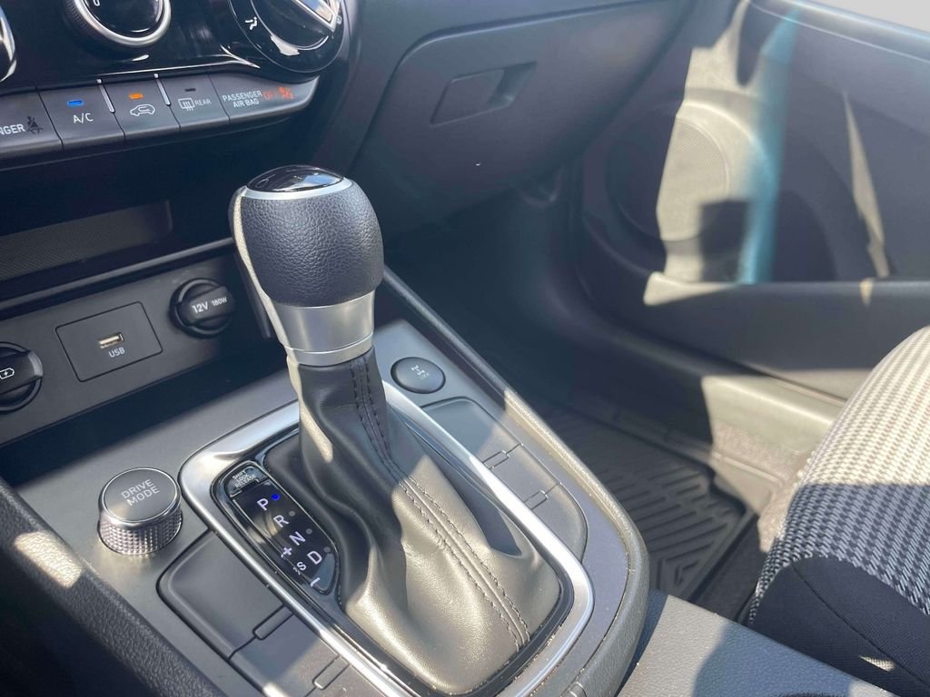 Used 2022 Green Hyundai SE image 30