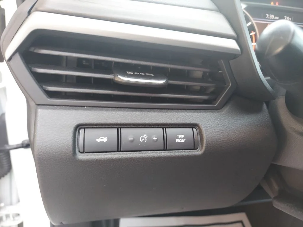Used 2025 White Nissan 2.5 SV image 19