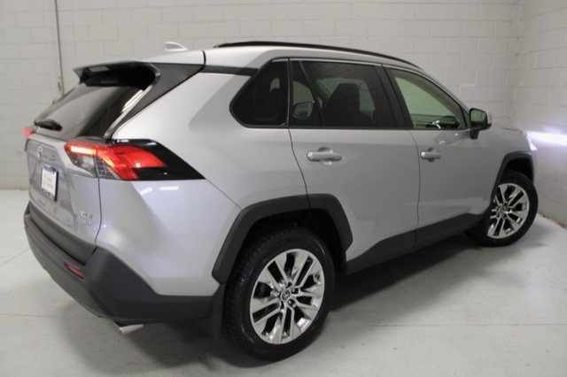 Certified Used 2019 Silver Toyota Xle premium image 24