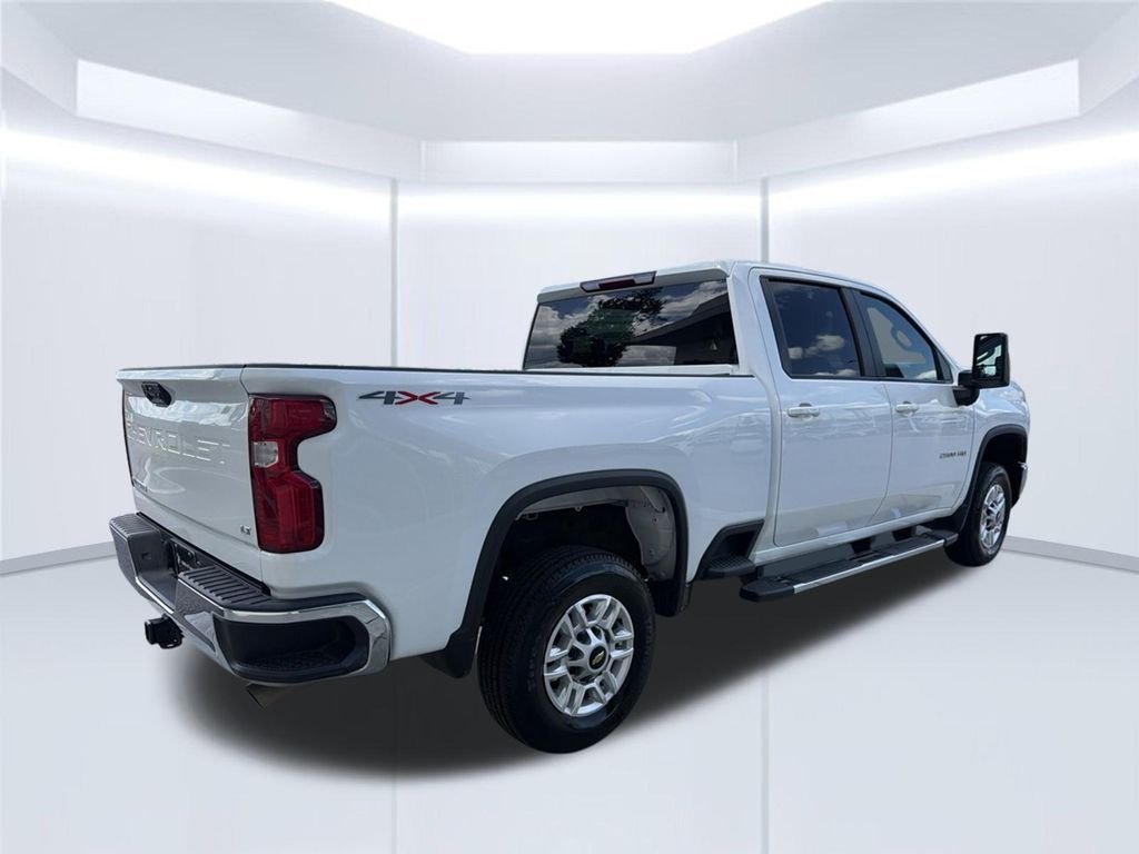 Used 2025 White Chevrolet LT image 7