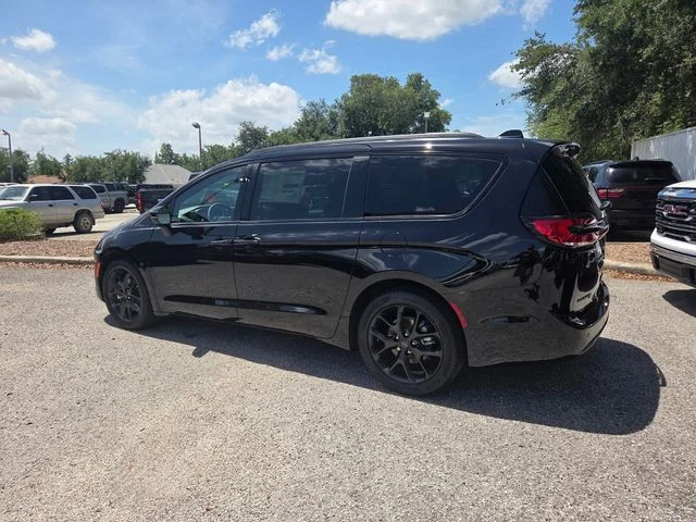 New 2027 Diamond Black Crystal Pearl-Coat Exterior Paint Chrysler Limited image 10