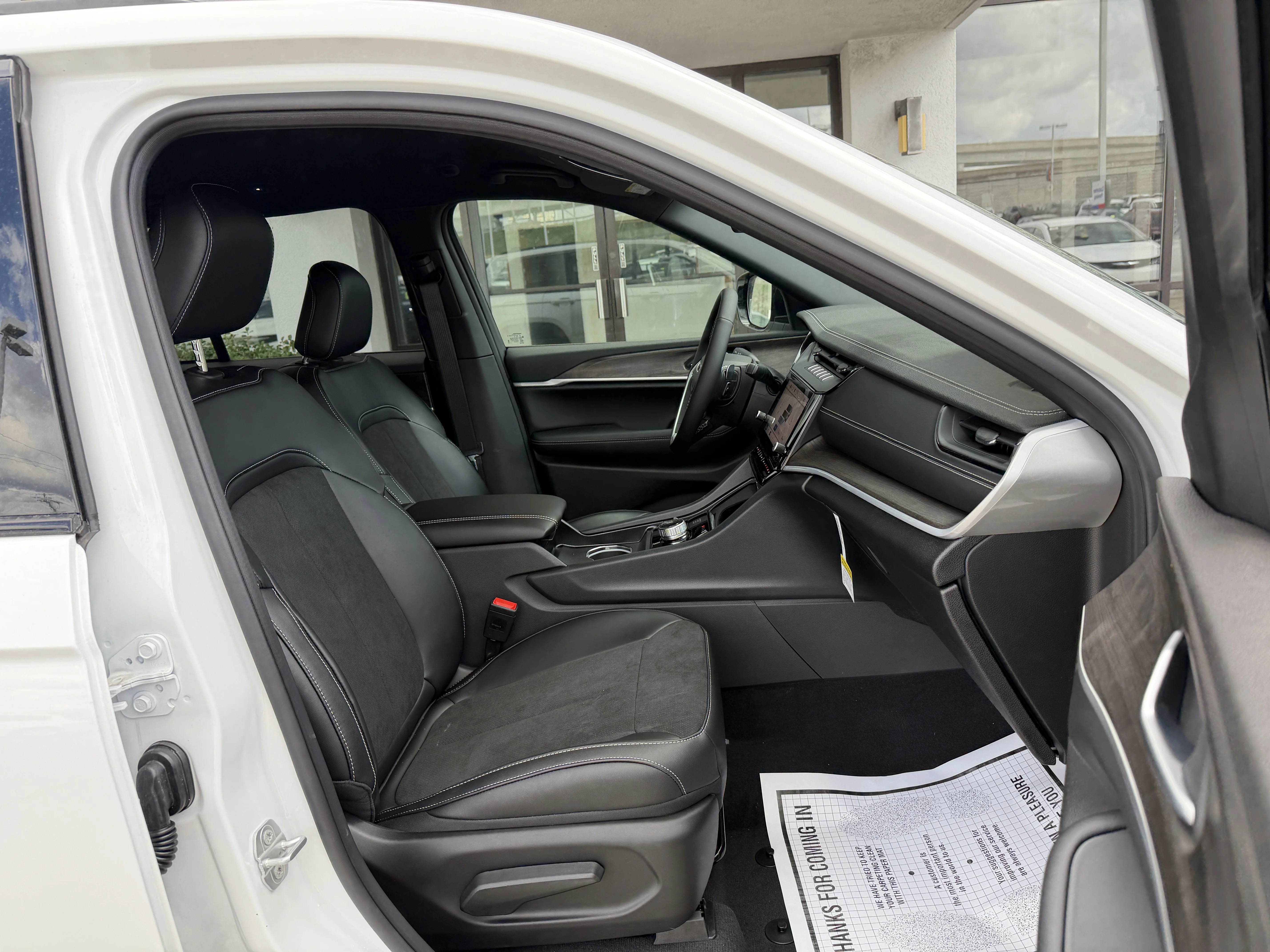 New 2026 Bright White Clear-Coat Exterior Paint Jeep Altitude image 24