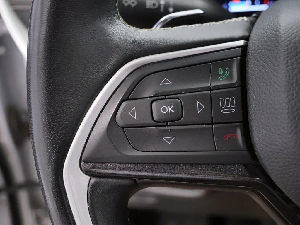 Used 2022 White Jeep Altitude image 23