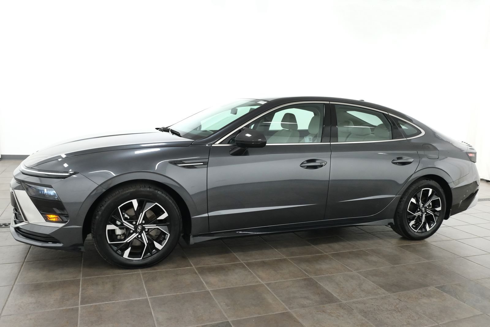 Used 2025 Portofino Gray Hyundai SEL image 2