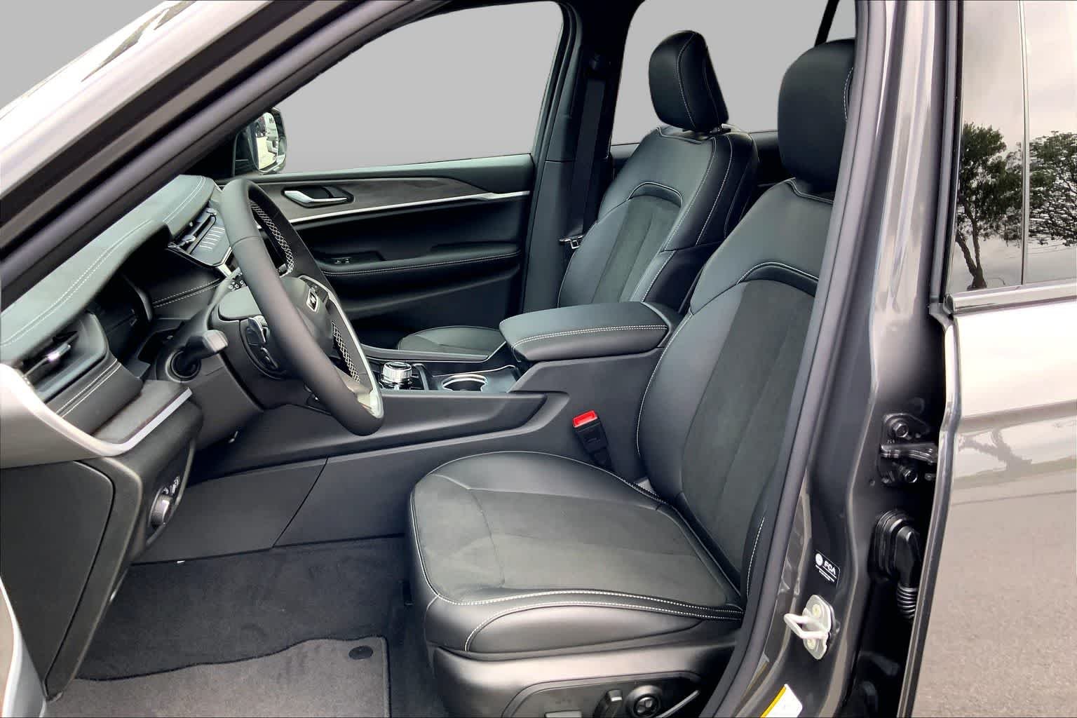 New 2026 Baltic Gray Metallic Clear-Coat Exterior Paint Jeep Laredo Altitude image 7