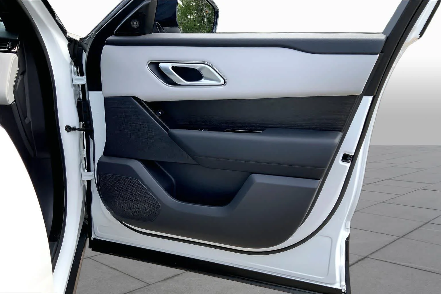 Used 2026 Fuji White Land Rover S image 22
