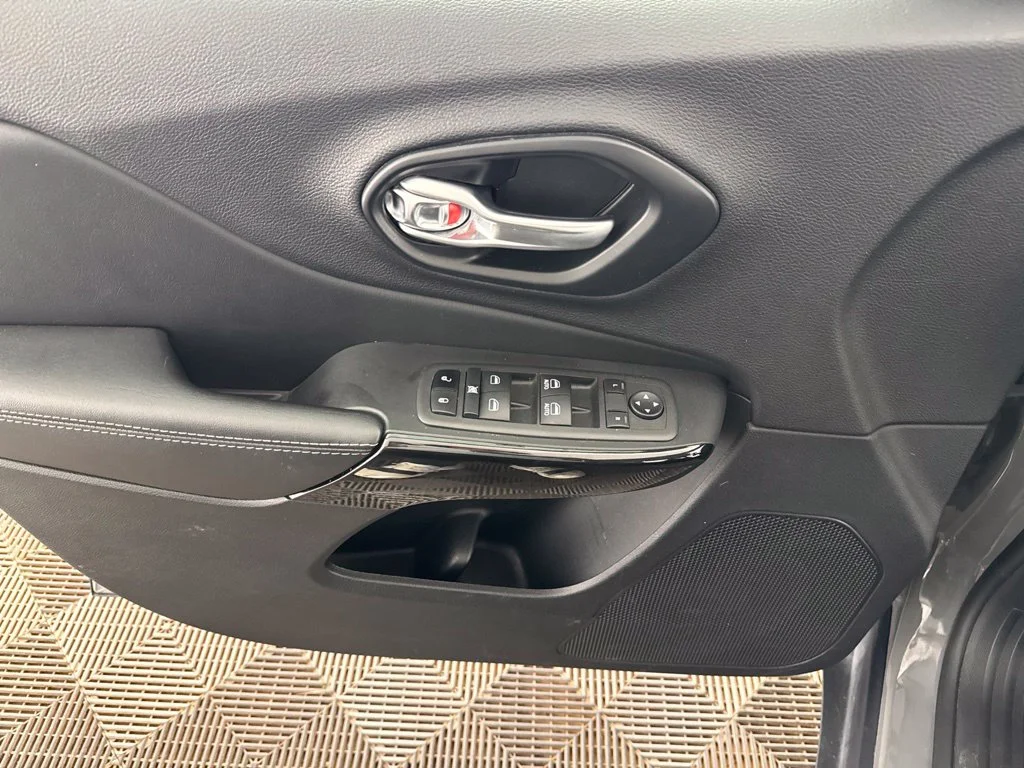 Used 2023 Gray Jeep Altitude image 20