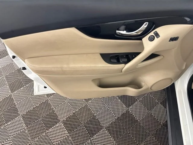 Used 2020 White Nissan SL image 18