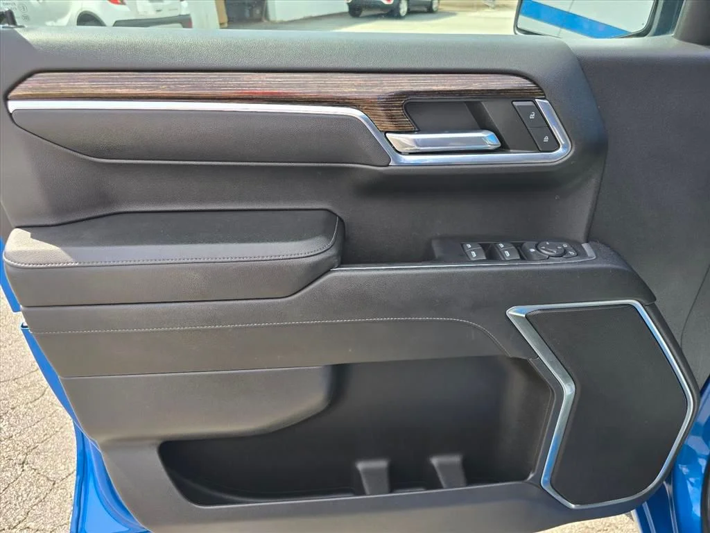 Used 2023 Blue GMC Elevation image 11