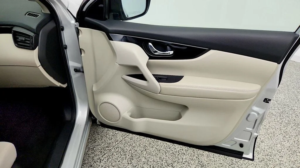 Used 2020 Brilliant Silver Metallic Nissan FWD SV image 24