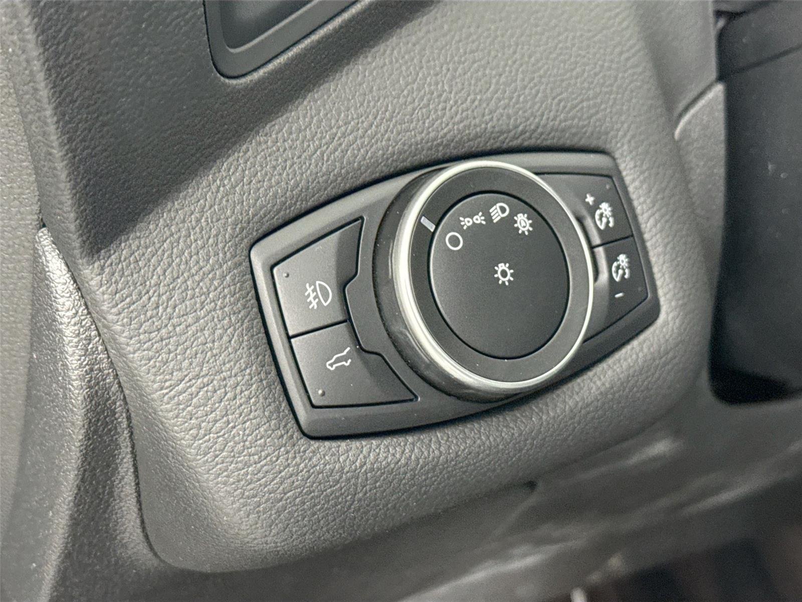 Used 2018 Ingot Silver Ford SE image 15