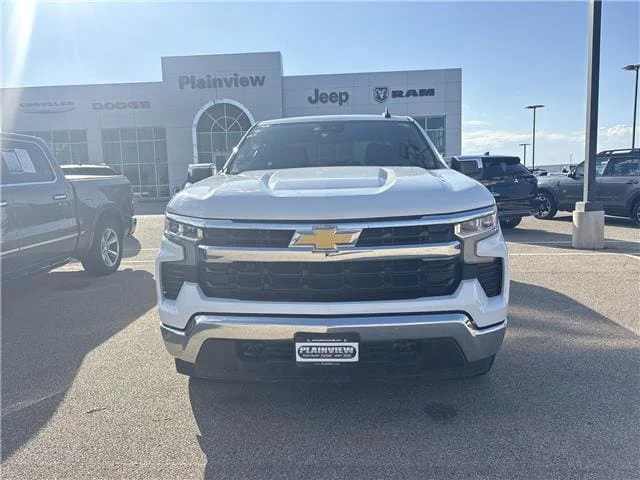 Used 2025 Summit White Chevrolet LT w/1LT 4x4 Crew Cab 5.75 ft. box 147.4 in. WB image 2