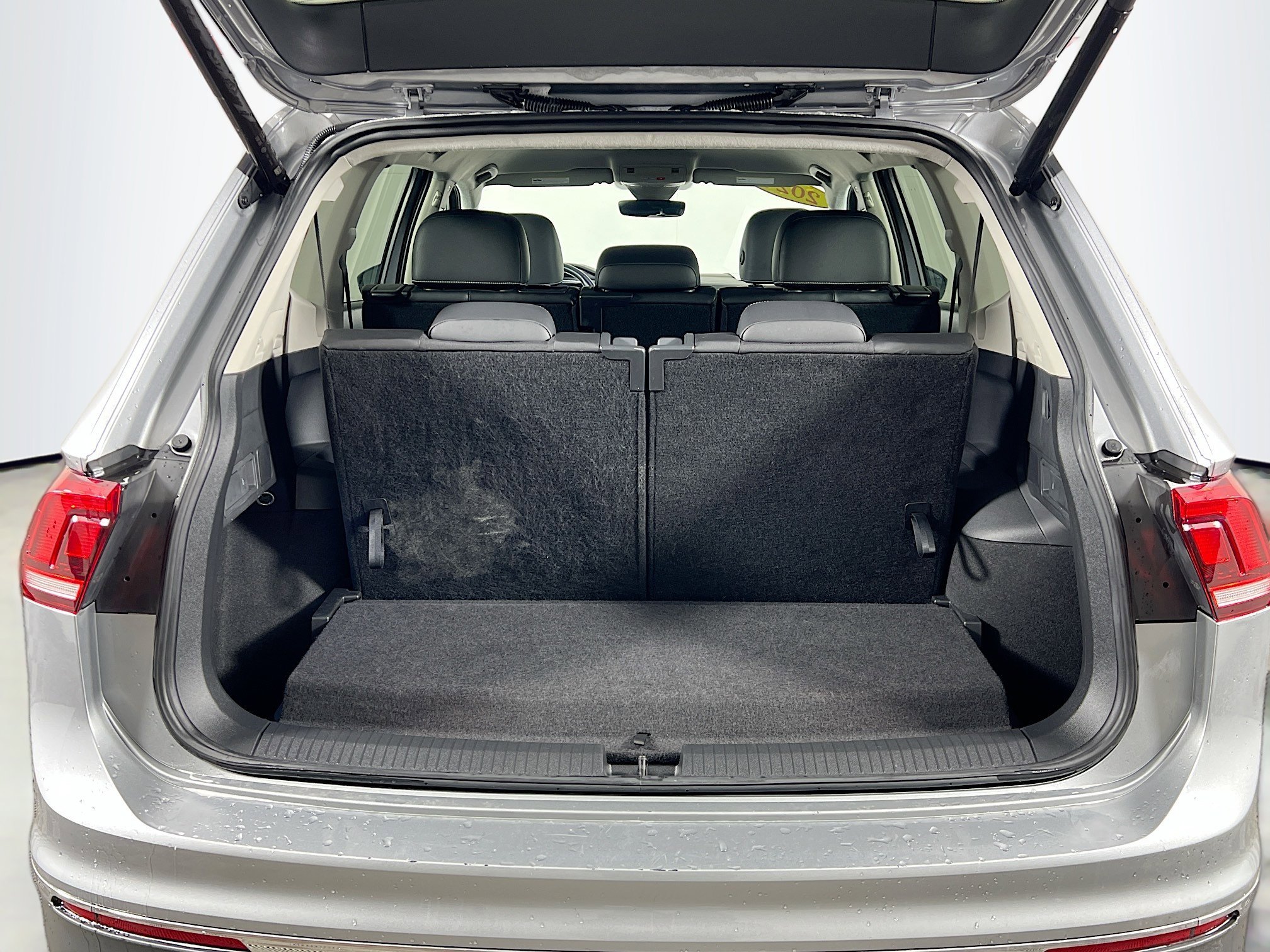 Used 2024 Silver Volkswagen SE image 25
