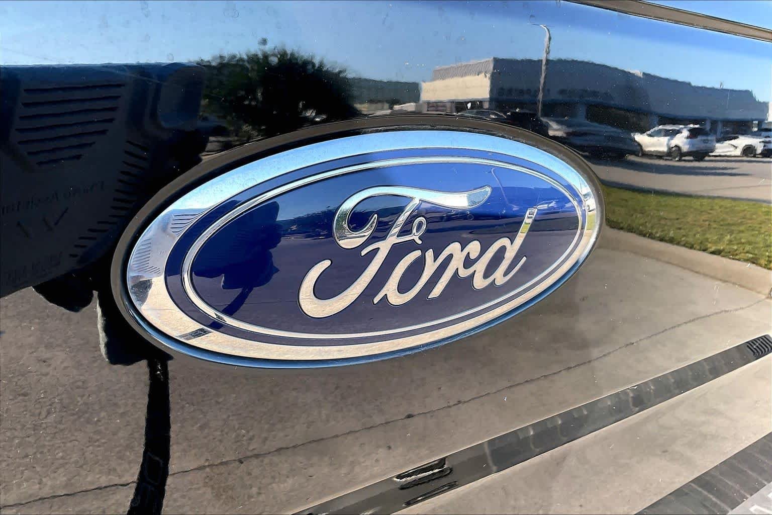 Used 2017 Shadow Black Ford Lariat image 31