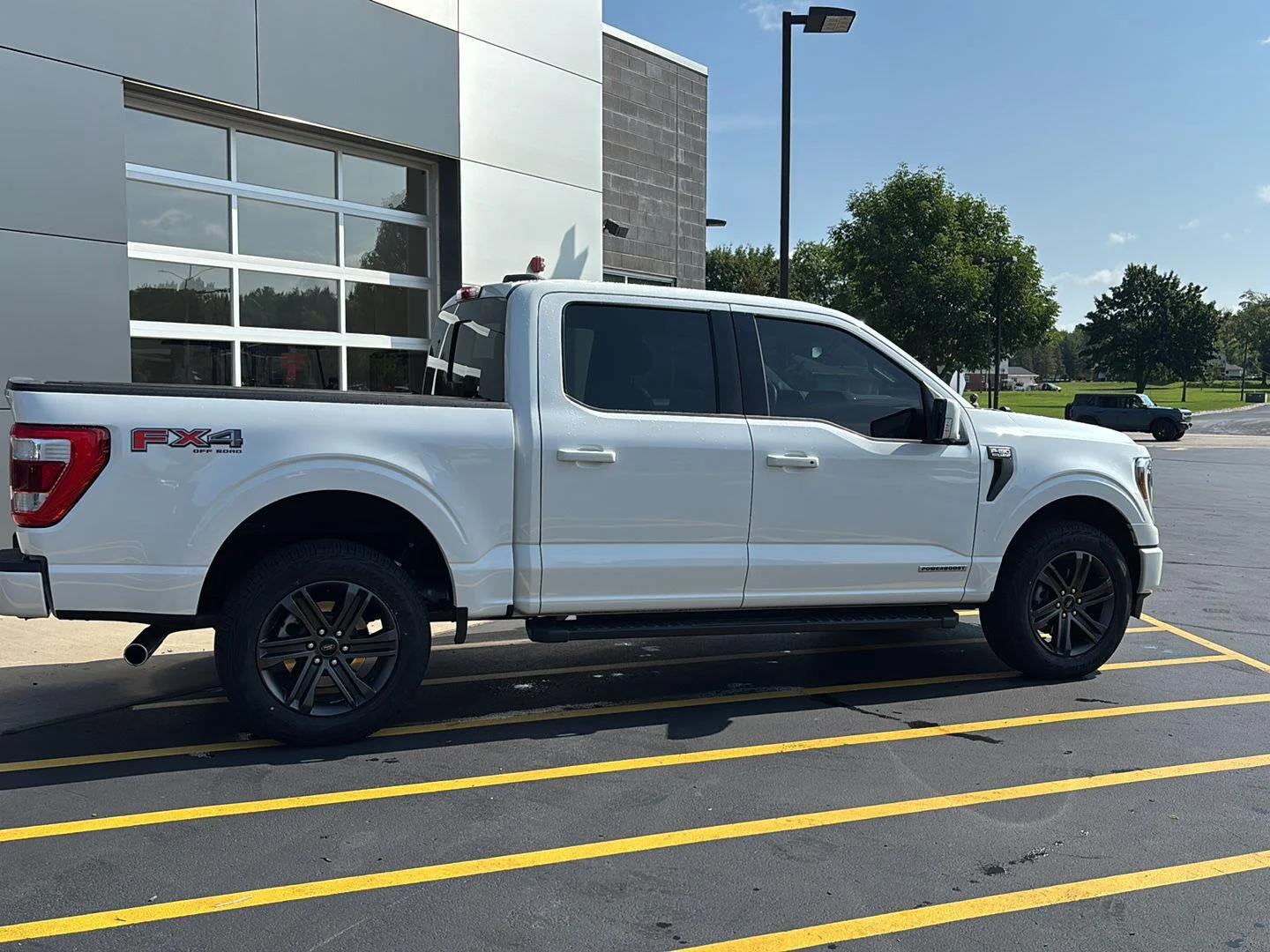 Used 2022 Star White Metallic Tri-Coat Ford LARIAT image 5