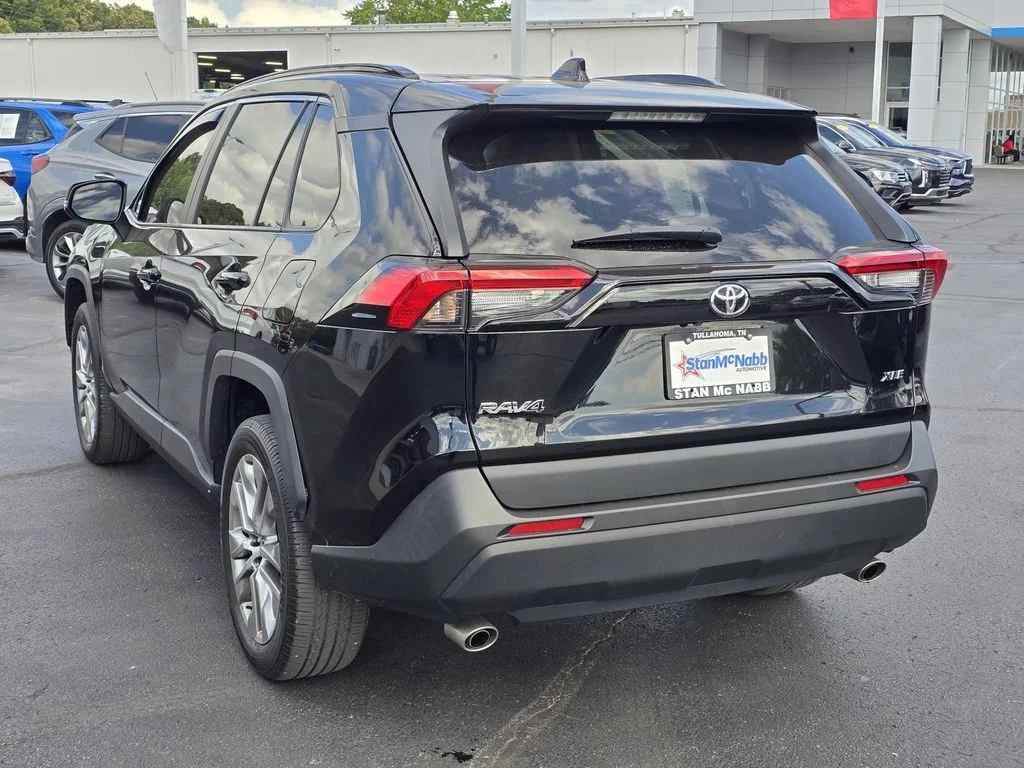 Used 2022 Midnight Black Metallic Toyota XLE Premium image 5
