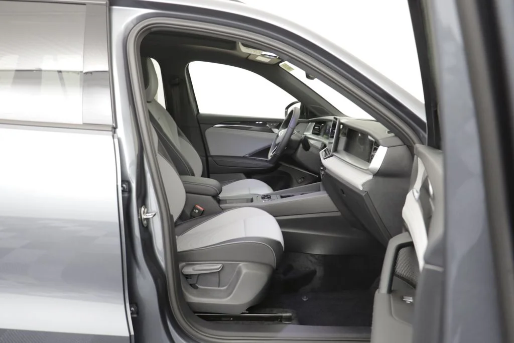 New 2026 Platinum Gray Volkswagen 2.0T SE R-Line Black image 19