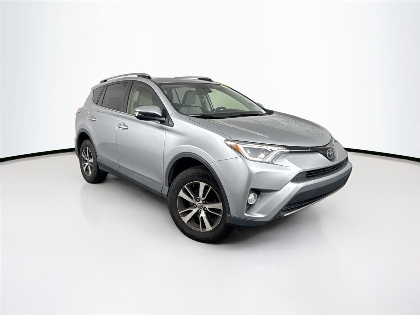 Used 2018 Silver Sky Metallic Toyota XLE image 4