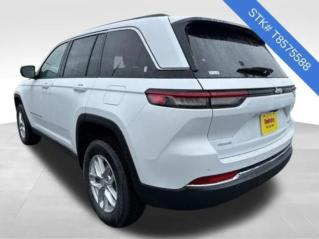 New 2026 Bright White Clear-Coat Exterior Paint Jeep Laredo X image 5