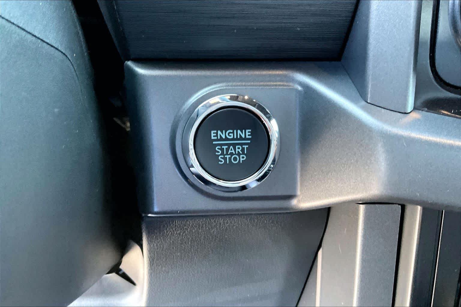 New 2026 Oxford White Ford XLT image 17