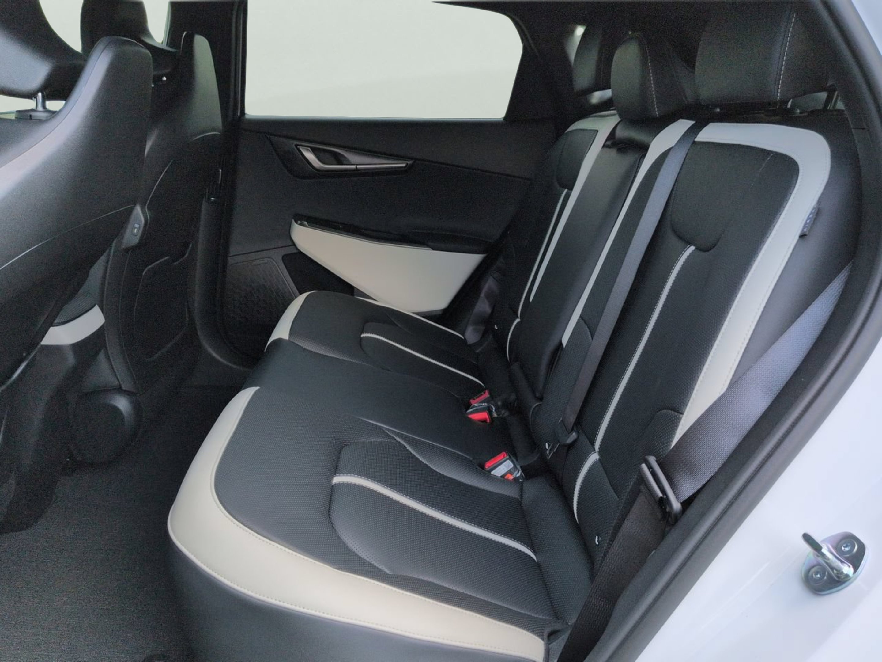 New 2026 Glacial White Pearl / Black Ro Kia GT-LINE image 12