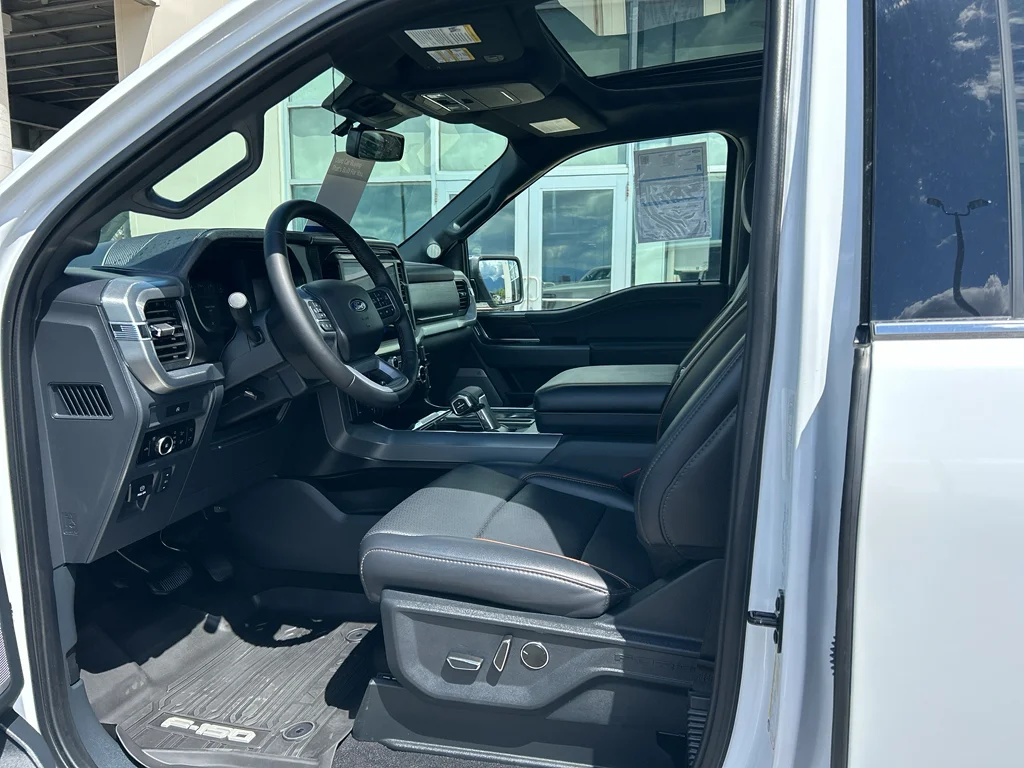 Certified Used 2025 Oxford White Ford LARIAT image 6