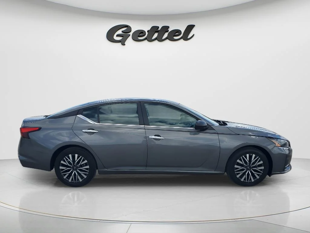 Used 2025 Gray Nissan SV FWD image 4