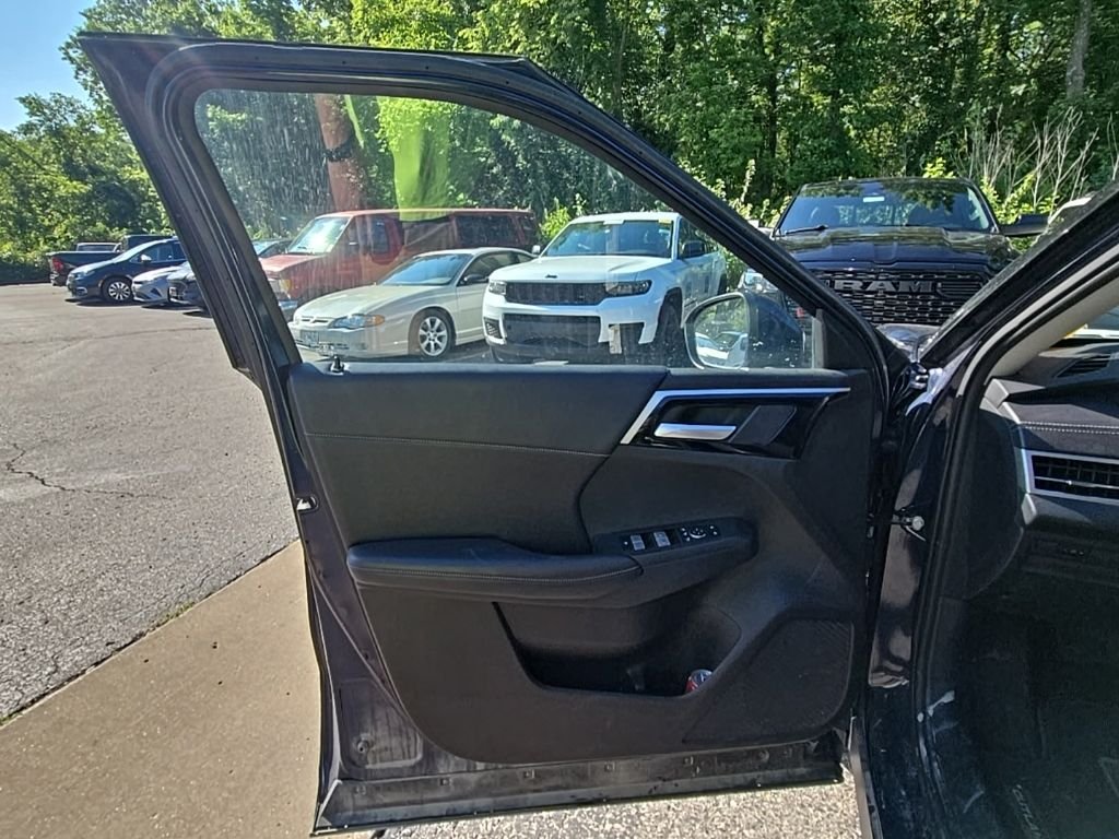 Used 2024 Blue Mitsubishi SE image 18