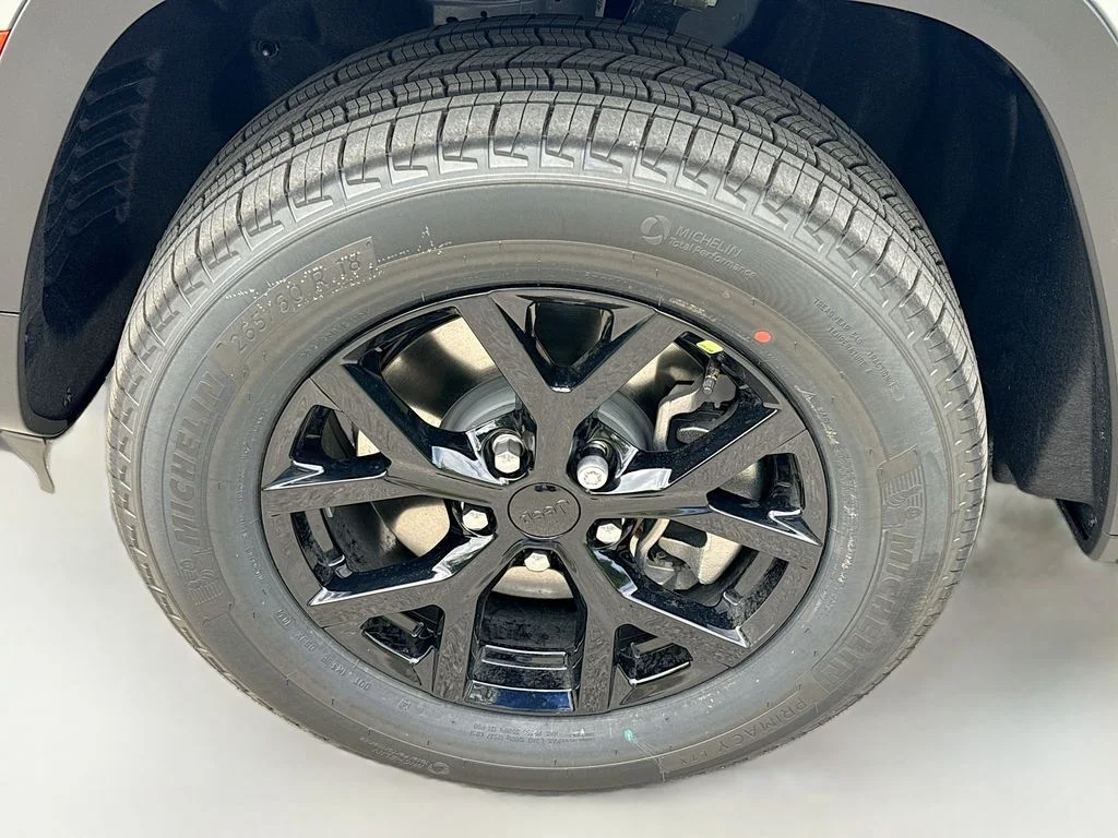 New 2026 Silver Zynith Jeep Laredo Altitude image 9