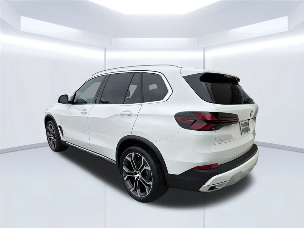 New 2026 Alpine White BMW sDrive40i image 4