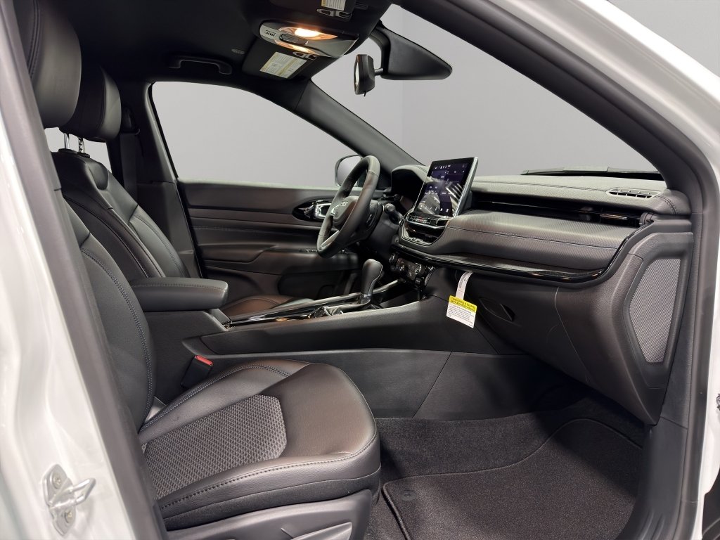 New 2026 Bright White Clear-Coat Exterior Paint Jeep Latitude Altitude image 16