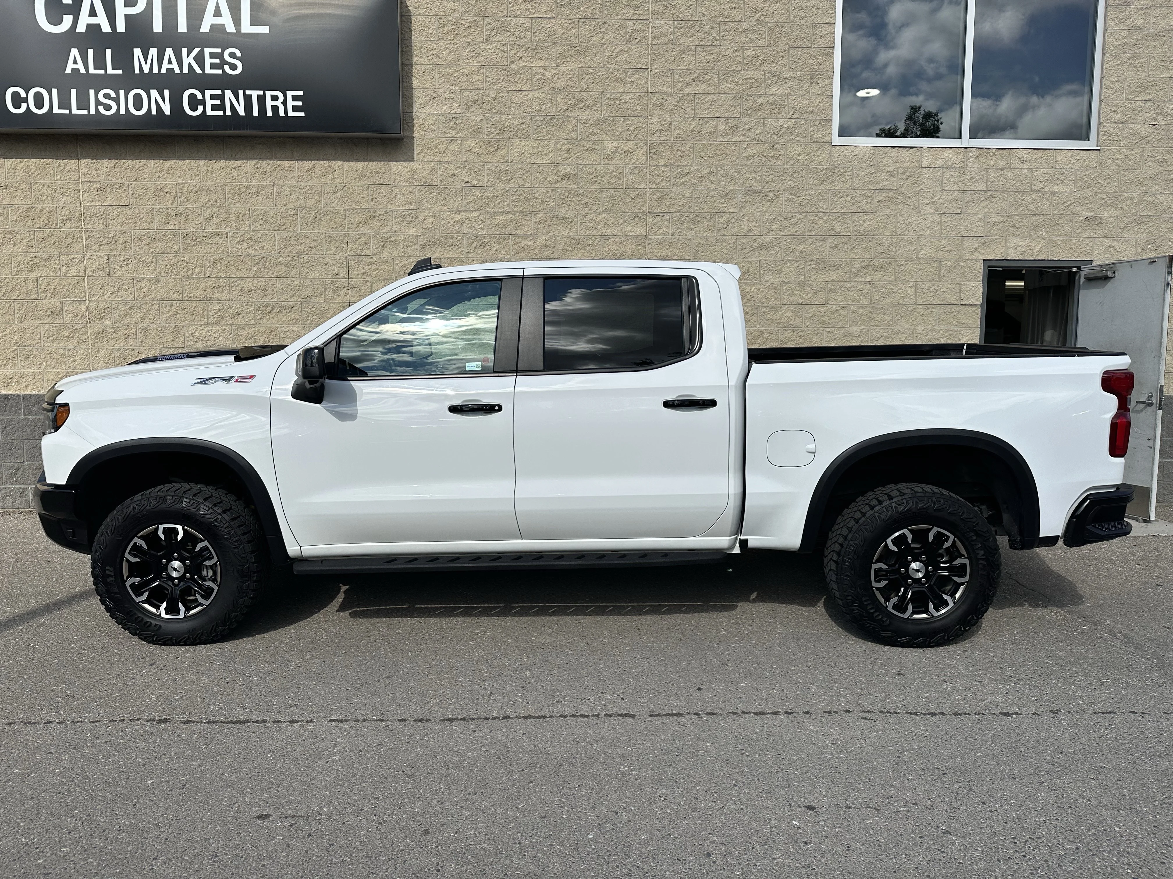Certified Used 2025  Chevrolet ZR2 image 3