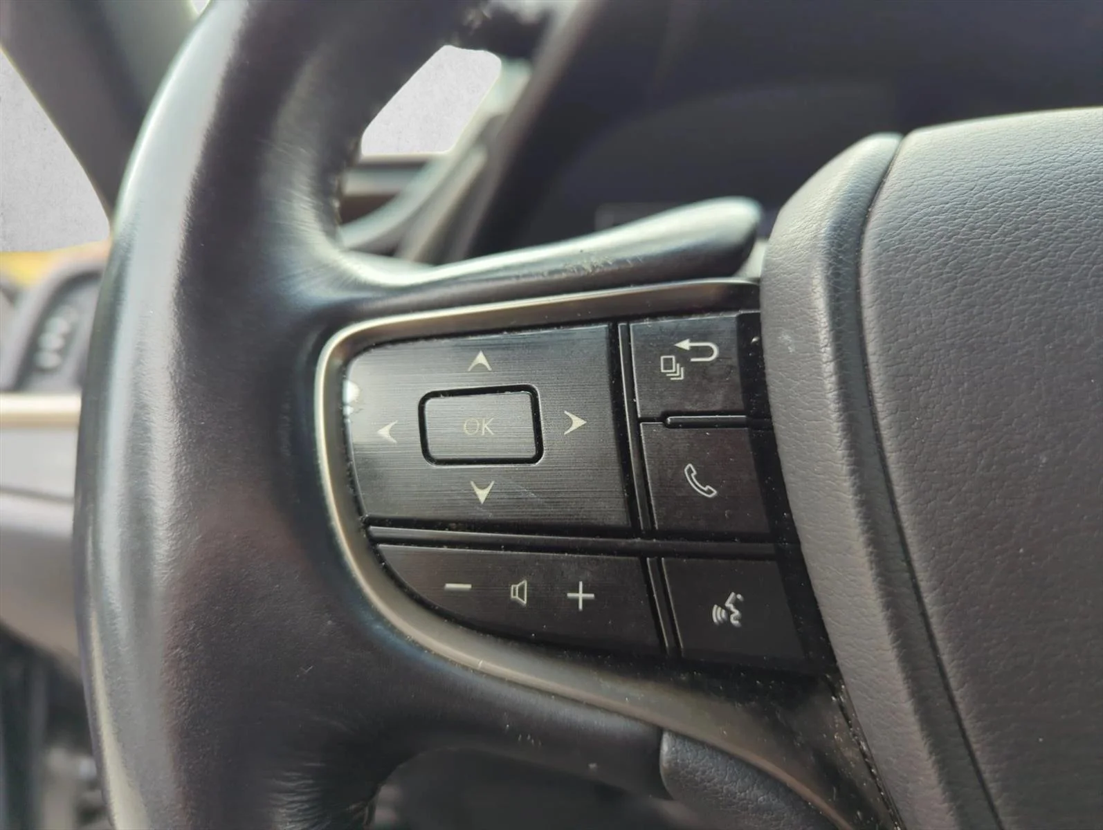 Used 2019 Atomic Silver Lexus ES 300h Luxury image 16