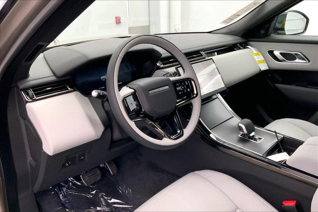 New 2026 Batumi Gold Premium Metallic Land Rover Dynamic SE image 15