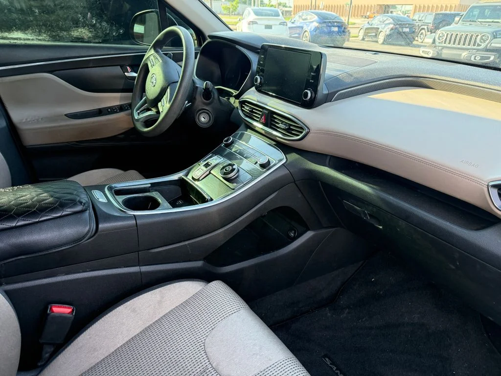Used 2023 Black Hyundai SE image 3