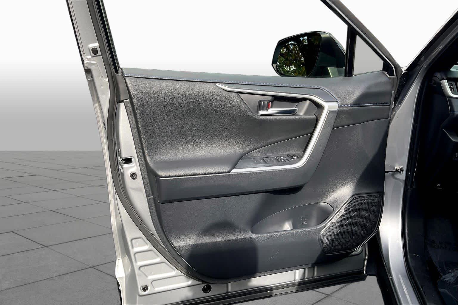 Used 2019 Silver Sky Metallic w/Black Roof Toyota Hybrid XSE image 23