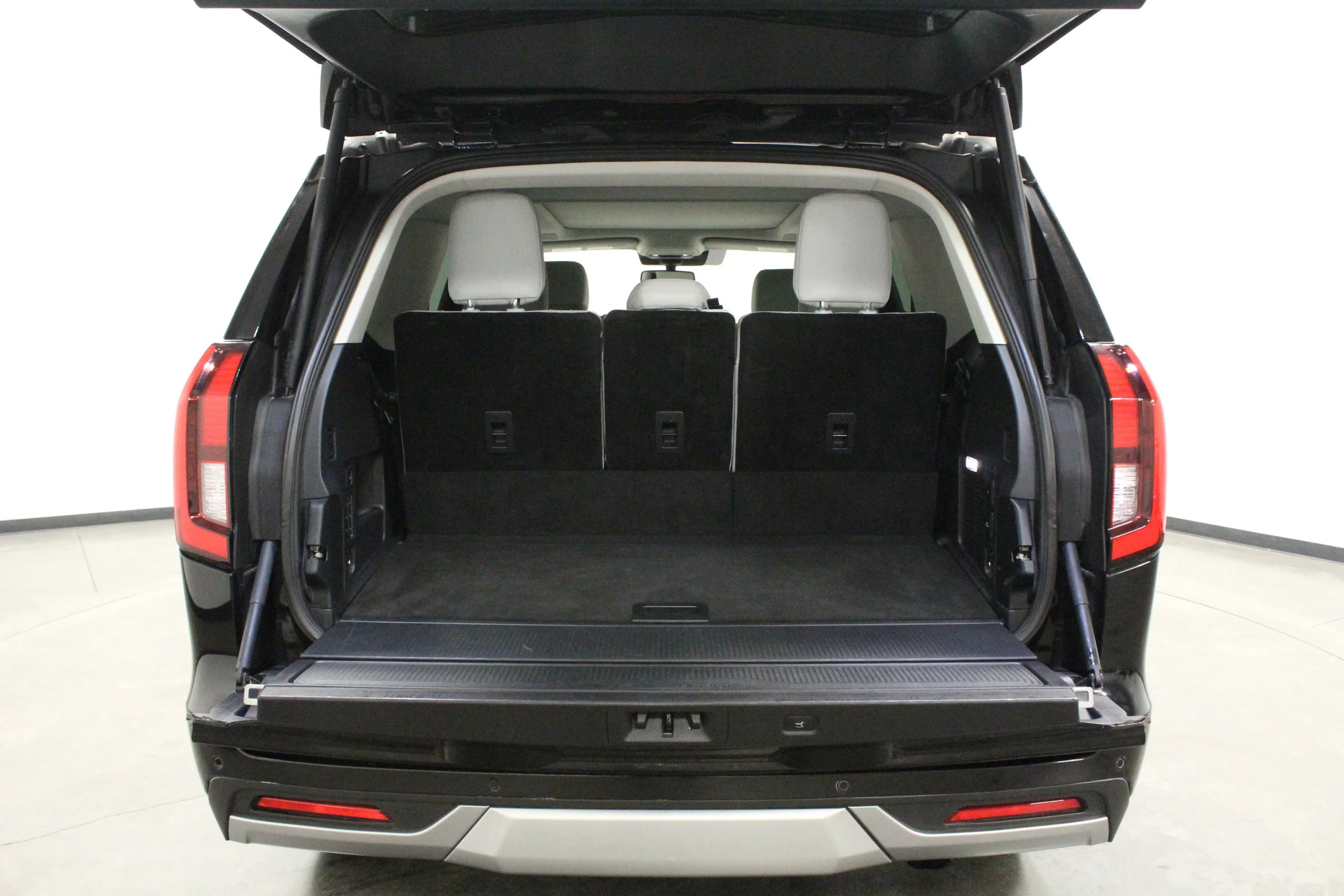 Used 2025 Black Metallic Ford Platinum image 16