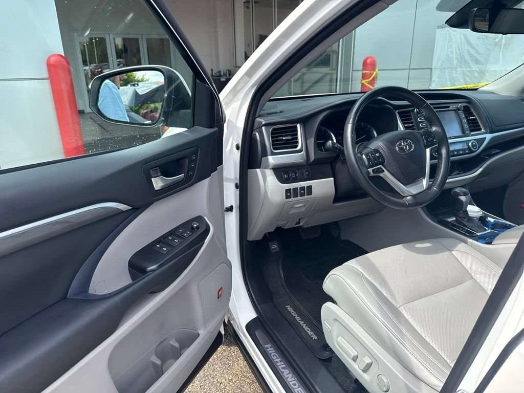 Used 2018 Blizzard Pearl Toyota Limited image 26