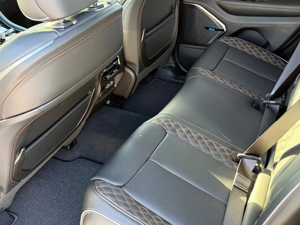 New 2025 Baltic Gray Metallic Clear-Coat Exterior Paint Jeep Summit Reserve image 9