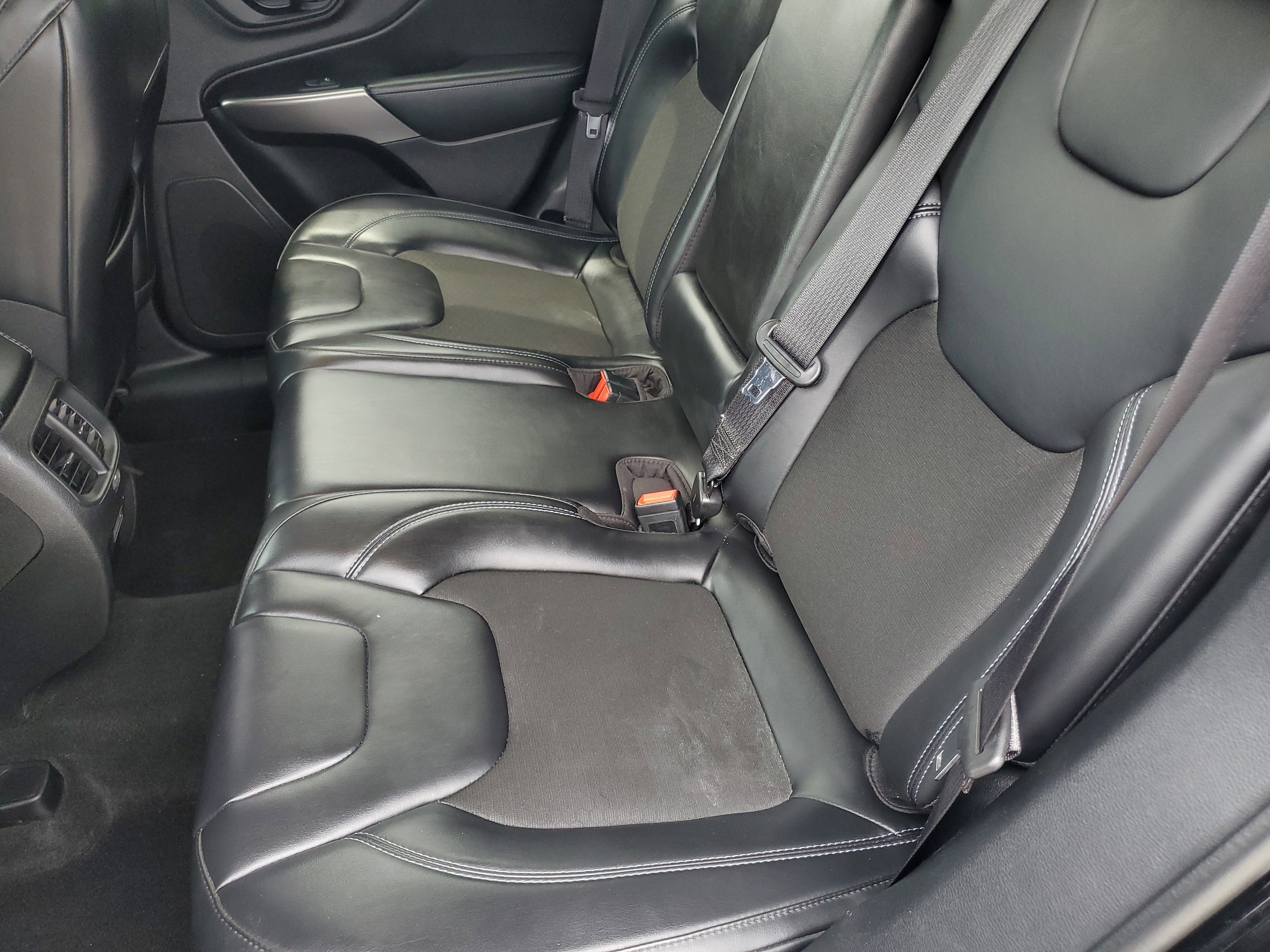 Used 2020 Diamond Black Crystal Pearlcoat Jeep Latitude Plus image 11