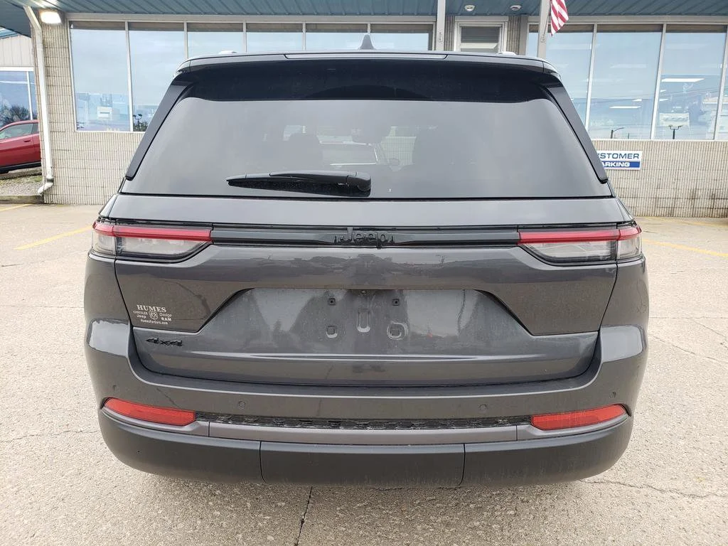 New 2026 Baltic Gray Metallic Clear-Coat Exterior Paint Jeep Laredo Altitude image 4