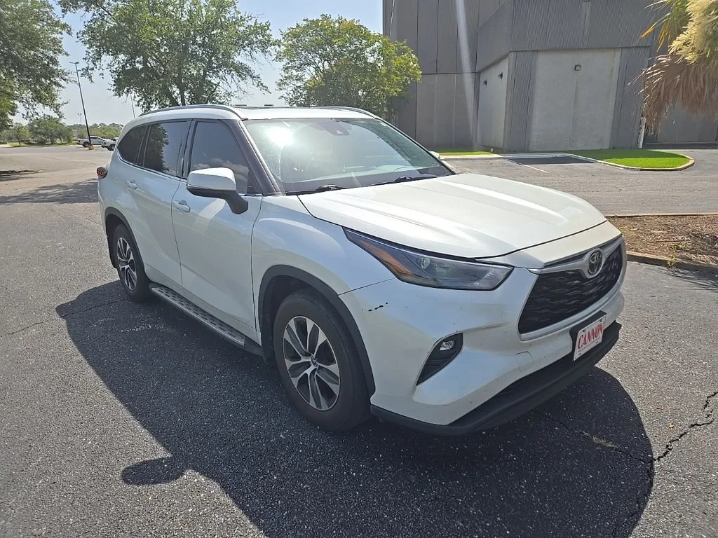 Used 2022 Beige Toyota XLE image 3