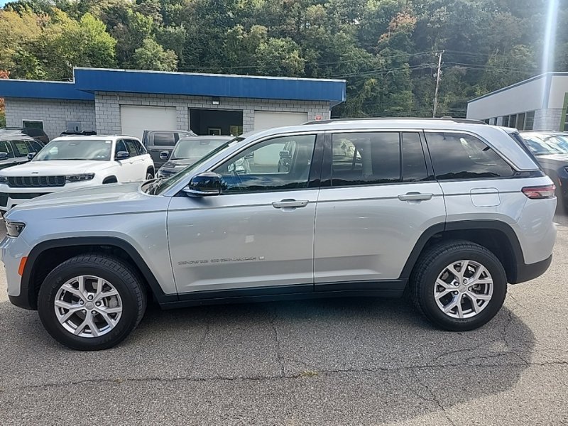 Used 2022 Silver Jeep Limited image 4