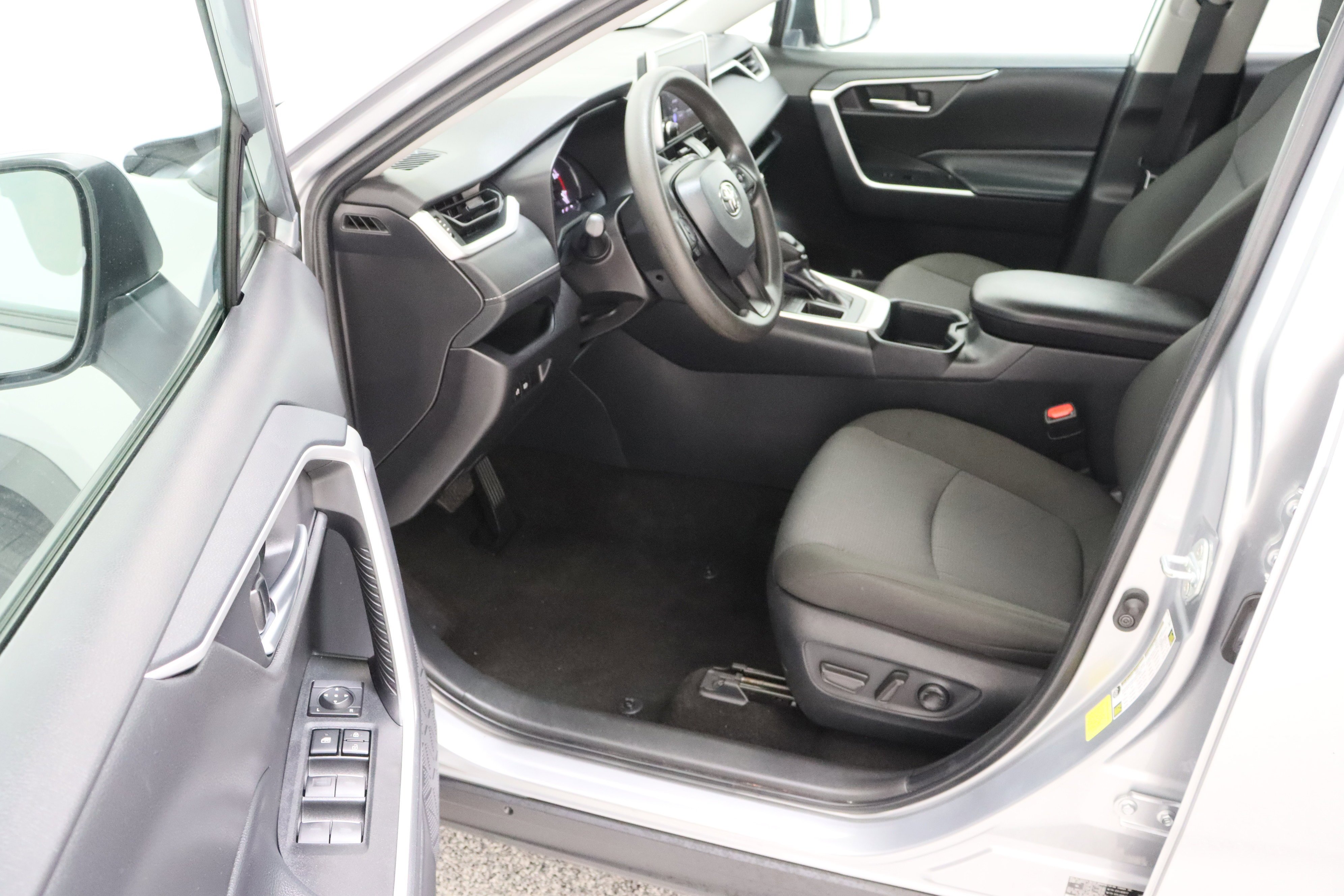 Used 2025 Silver Sky Metallic Toyota XLE 2.5L image 14