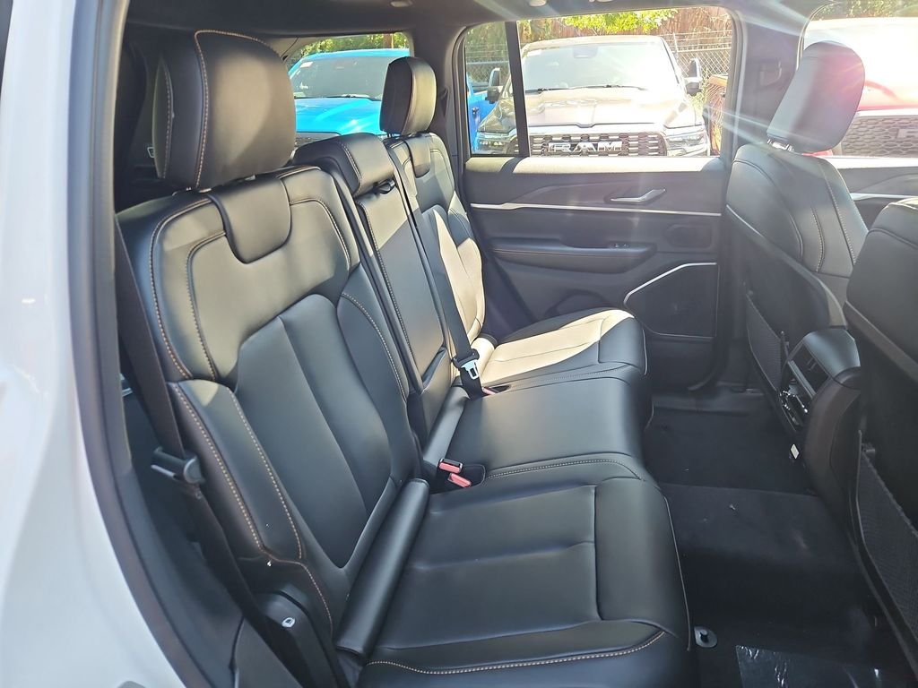New 2026 Bright White Clear-Coat Exterior Paint Jeep  image 15