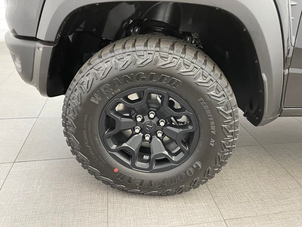 New 2026 Diamond Black Crystal Pearl-Coat Exterior Paint RAM RHO image 10