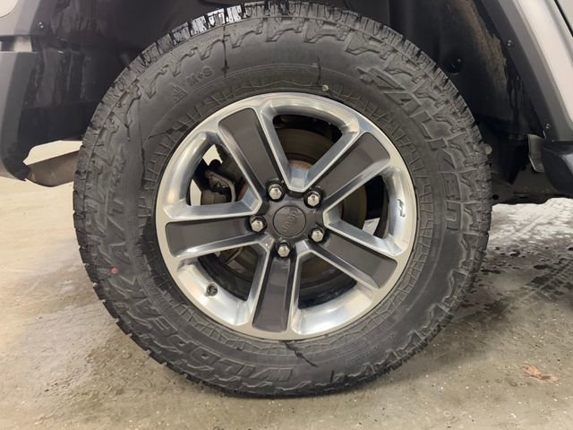 Used 2018 Gray Jeep Sahara image 41