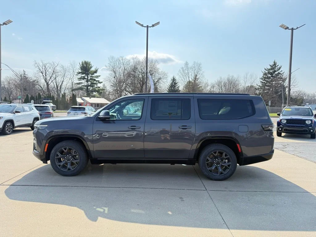 New 2026 Baltic-Gray Metallic Clear-Coat Exterior Paint Jeep Limited Altitude image 4