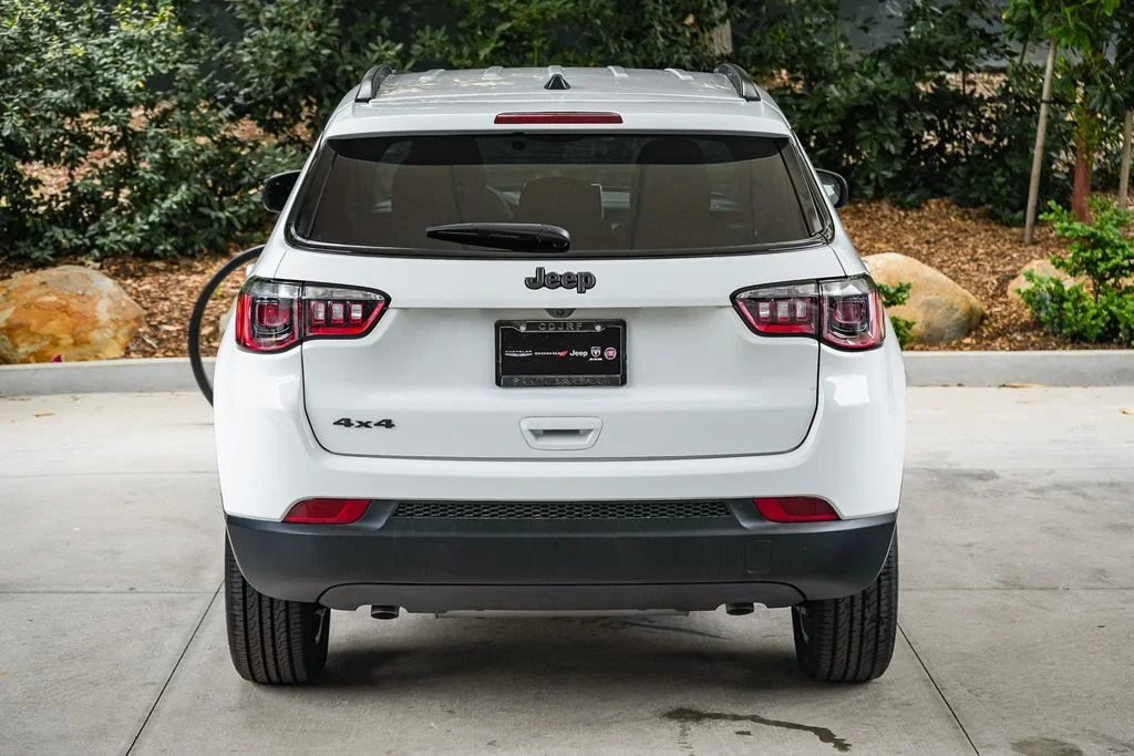 New 2026 Bright White Clear-Coat Exterior Paint Jeep Latitude image 5